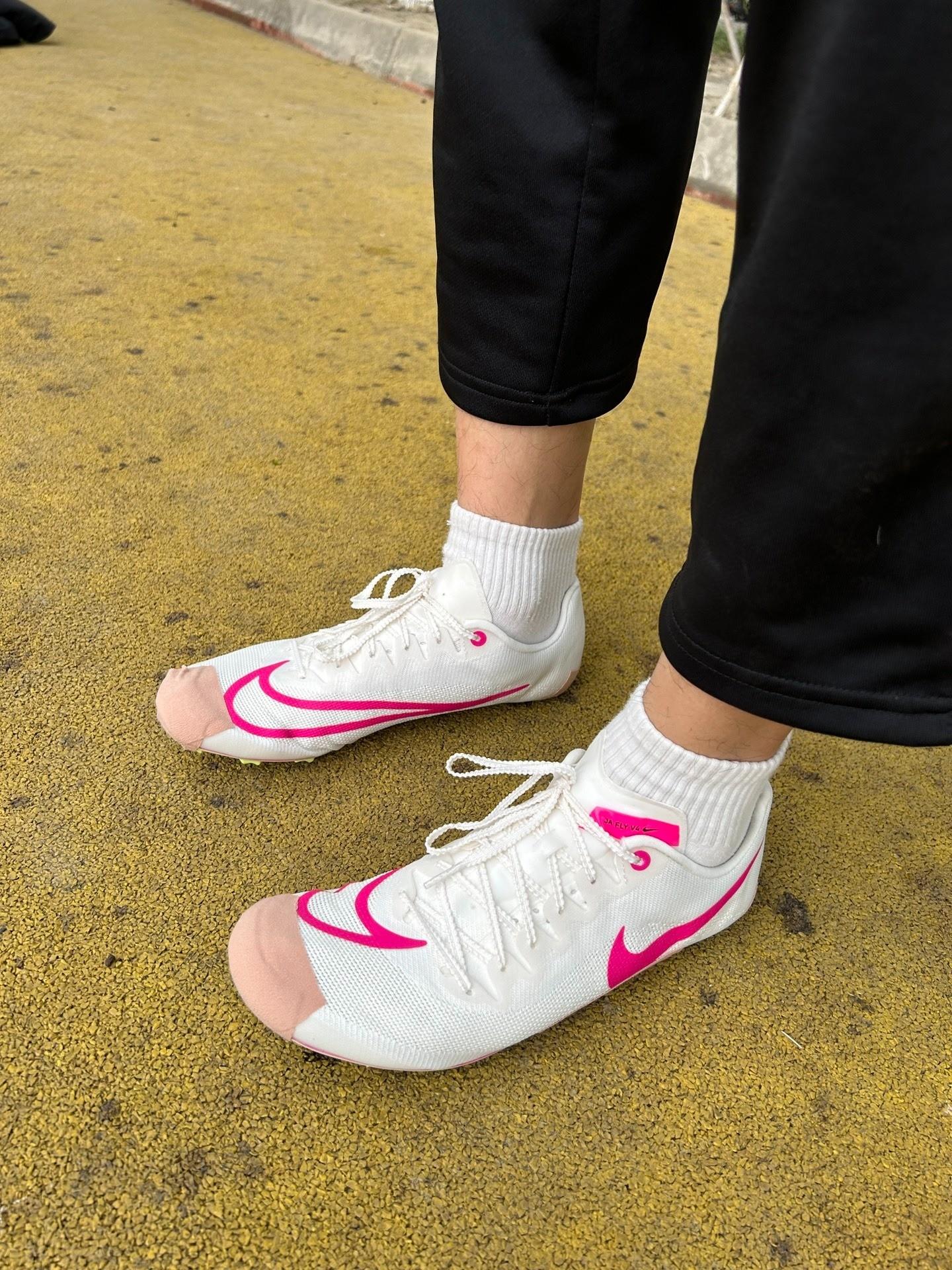 还是老规矩脚感出发:
耐克这双JA FL